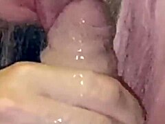Mogen slampa får sin mun fylld med sperma efter bollslickande