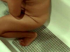 Nadržaná mamička sa kúpe a ukazuje svoju chlpatú kundičku