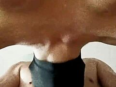 Zrelá MILFka s veľkými prsiami a maskou sa v BDSM videu venuje orálnemu sexu