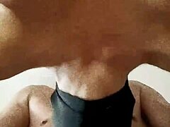 Reife MILF mit großen Brüsten und Maske lutscht Schwanz in BDSM-Video