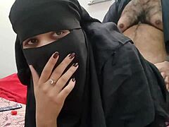 Ibu India dalam hijaab menjadi nakal dengan anak tiri lelakinya
