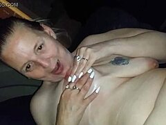 Madre cachonda se hace una mamada y se masturba con juguetes en este video hardcore