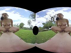 الأم المثيرة سارة ماي تقدم تجربة الواقع الافتراضي النهائية.