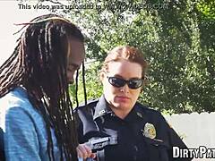 Mogen polis Maggie Green hänger sig åt interracial sex med en stor svart kuk