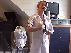 Reife europäische Krankenschwestern geben Krankenhauspatientin einen Blowjob in Sexvideo