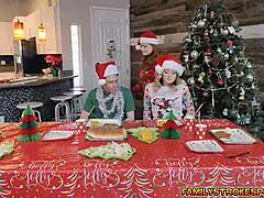 란제리와 스타킹을 입은 연하 가족들의 야생적인 크리스마스 섹스 파티