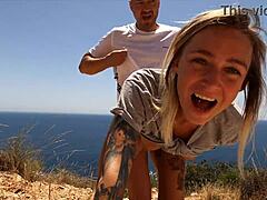 זוג פולני מתפנק בסקס חם בחוף הספרדי