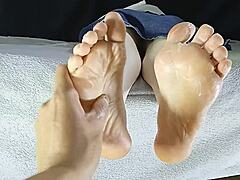 Fetysz stóp MILF-ów z kremowymi stopami i ssaniem palców u stóp