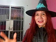 Seorang ibu dewasa berdandan sebagai penyihir seksi untuk Halloween