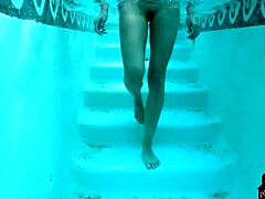 Большегрудая латинская мамочка Бретт Барлетта демонстрирует свое тело в бассейне