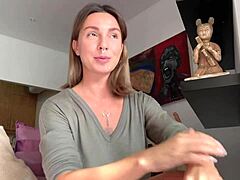 Зрелая учительница Рокси Фокс делится своим опытом в лизании кисок и мастурбации пальцами