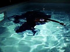 Ариа Грандерс ужива у подводном наступу у базену