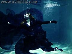 아리아 그랜더스, 수영장에서 유혹적인 수중 공연