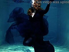 Arya Granders forførende undervannsforestilling i et svømmebasseng