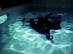 אריה גרנדרס מציג הופעה מפתה מתחת למים בבריכת שחייה