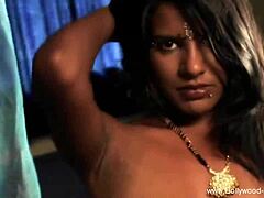 Jolie maman indienne fait une branlette dans une vidéo amateur