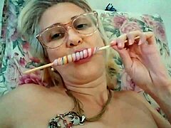 Rijpe pornoster Stella Still geniet ervan om een lolly te likken in HD-video