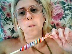 Kypsä pornotähti Stella Silti nauttii nuolee tikkari HD-video