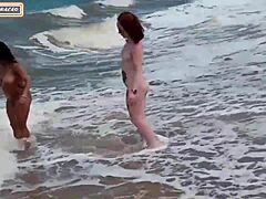 Zrela mamica in hčerka najstnica se prepuščata medrasnemu seksu na plaži
