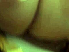 Cette vidéo porno maman et milf présente un gros cul, une fellation et une branlette