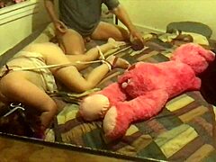 Το δεύτερο μέρος του σπιτιού βίντεο BDSM: Η Hannah Horn και η θεία Panda κυριαρχούν στον σκλάβο τους