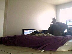 MILFs negras mostram suas bundas grandes em um vídeo safado