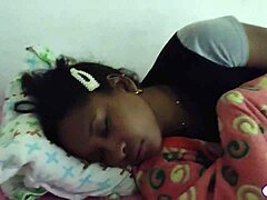 Una mujer negra recibe un facial de un inquilino en un video fetichista colombiano