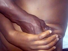 Un couple africain profite d'un sexe dur avec sa femme kenyane