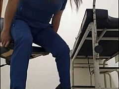 Une infirmière colombienne se livre à du porno maison au travail, exhibant sa chatte humide