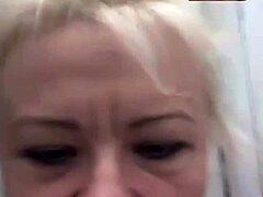 Starsza blond MILF Oksana Phoenix goli swoją gładką cipkę pod prysznicem