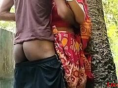 La femme mature Desi devient coquine dans une vidéo en plein air avec son bhabi