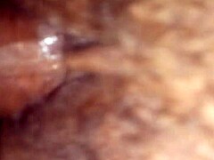 Ibu dewasa memamerkan vaginanya yang basah secara close-up