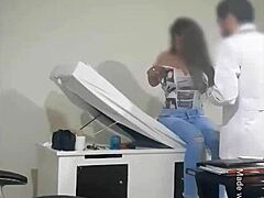 Un'infermiera latina dalle grandi tette viene scopata dal dottore