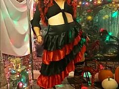 Reife Ehefrau in Halloween-Kostüm wird in Cosplay-Video frech