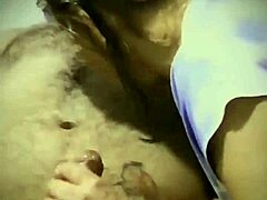 Zrelá Madura MILF si oholí bezvlasú kundičku v horúcom videu