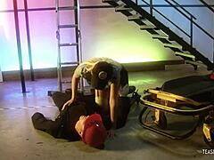 La MILF tetona es follada por el coño por un trabajador cachondo en un video hardcore