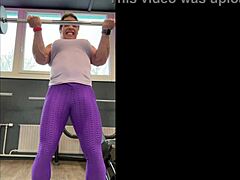 Η ερασιτεχνική μαμά bodybuilder abs δοκιμάζει τον εαυτό της
