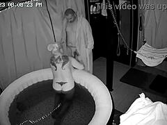 Femme blonde amateur profite d'une grosse bite dans le bain à remous