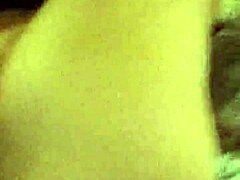 Lacys intimes Selbstvergnügen mit einem schwarzen Spielzeug während einer Webcam-Session mit einem jungen Mann
