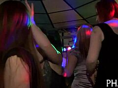 Reife Frauen betreiben Gruppensex nach dem Tanzen in einem Nachtclub