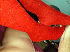 Milf berbentuk menggembirakan dalam lingerie merah
