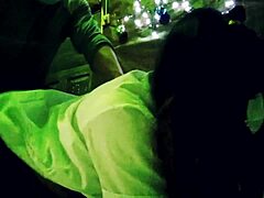 Mačeha in pastorki nagajivo božično izmenjavo vodi do intimne stave in spolnega srečanja
