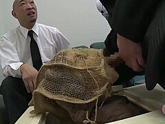 Зрелая японка использует игрушки и пальцы на себе, заставляя бедра двигаться