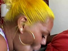 Moden blond kvinde giver et blowjob i Las Vegas med en mundfuld sperm