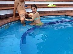 A aula de natação da minha meia-irmã se transforma em uma sessão de sexo selvagem com uma gozada