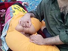 Indisk stedmor bliver forført af sin nevø til et tabumøde