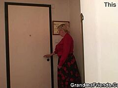 Due riparatori seducono una donna anziana con le tette grosse