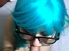 Zralá milfka s modrými vlasy dává nezapomenutelný orální sex