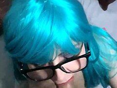 Reife Milf mit blauen Haaren gibt unvergesslichen Blowjob