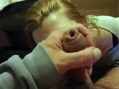Une salope BDSM se fait dominer et éjaculer sur le visage par une bite monstrueuse